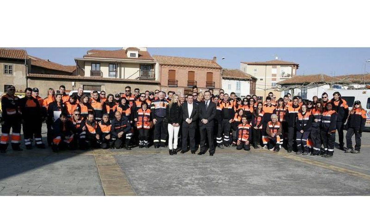 Fernando Salguero y los voluntarios de Protección Civil hoy, en Hospital de Órbigo