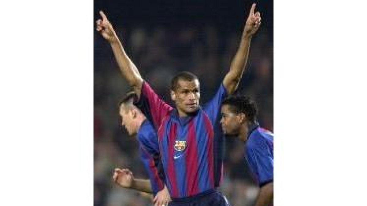 Rivaldo, celebra un gol en uno de los últimos encuentros con el Barcelona