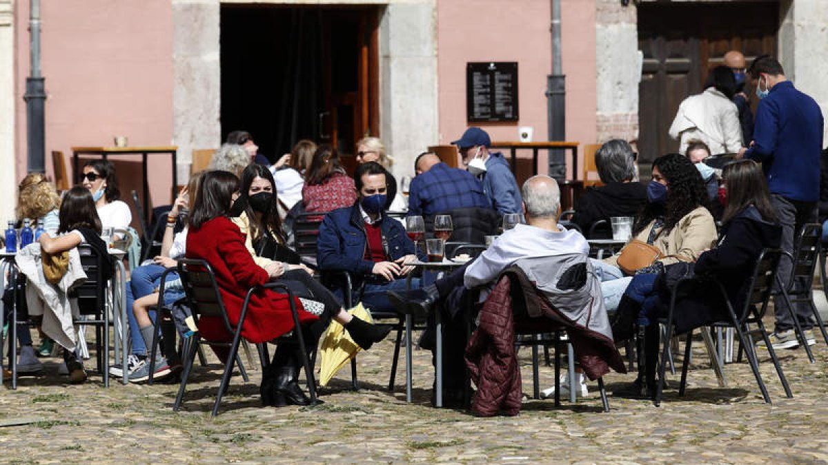 El buen tiempo animó el consumo en las terrazas durante la Semana Santa. FERNANDO OTERO