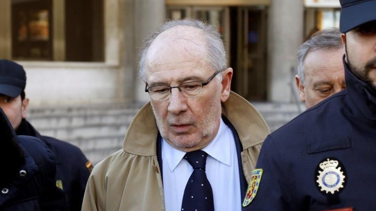 El expresidente de Bankia Rodrigo Rato, a su salida hoy de los juzgados de la madrileña Plaza de Castilla