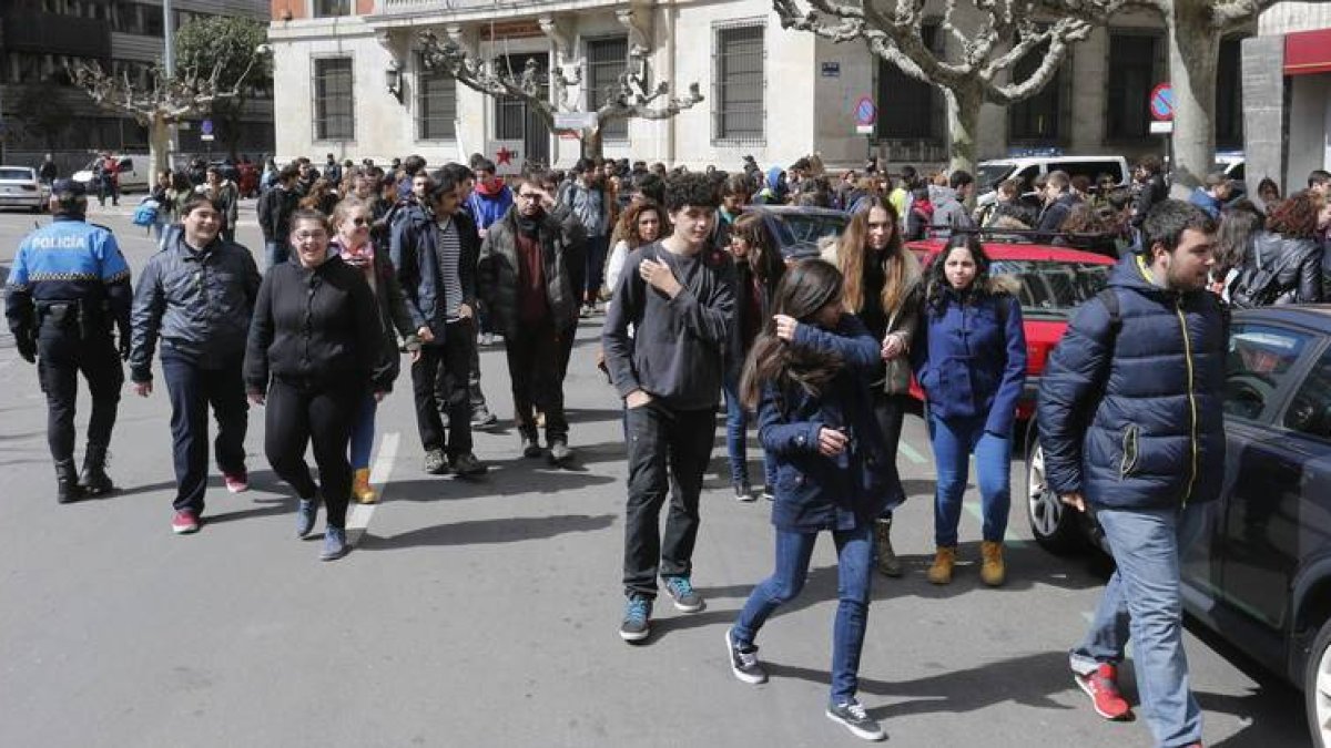 Alumnos leoneses durante la concentración ante la Subdelegación del Gobierno