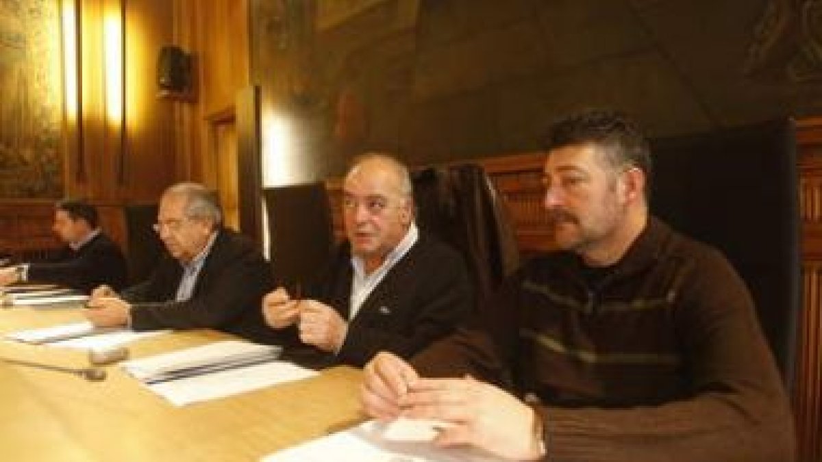 Urbano Alonso, Cipriano Elías, Gabriel Villata y Ángel Calvo, durante la reunión de Acom ayer