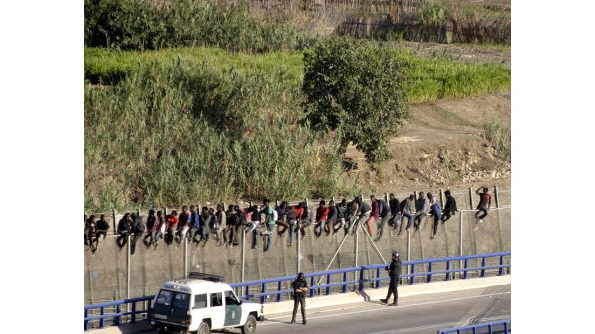 Unos 300 inmigrantes intentan entrar en Melilla.