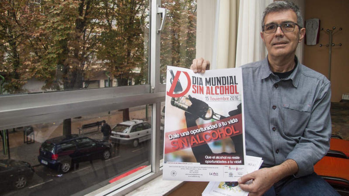 Aurelio Gil Cardeña, ayer en la sede de la Asociación de Alcoholicos Rehabilitados, donde es secretario. F. OTERO PERANDONES