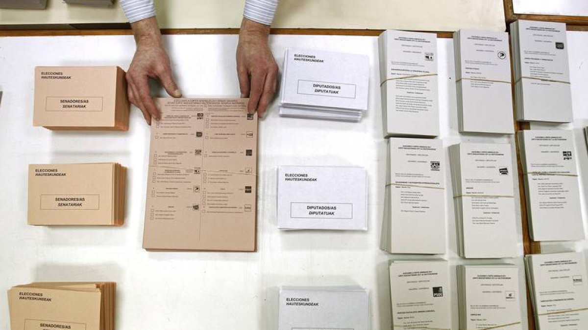 Papeletas en un colegio electoral en las pasadas elecciones