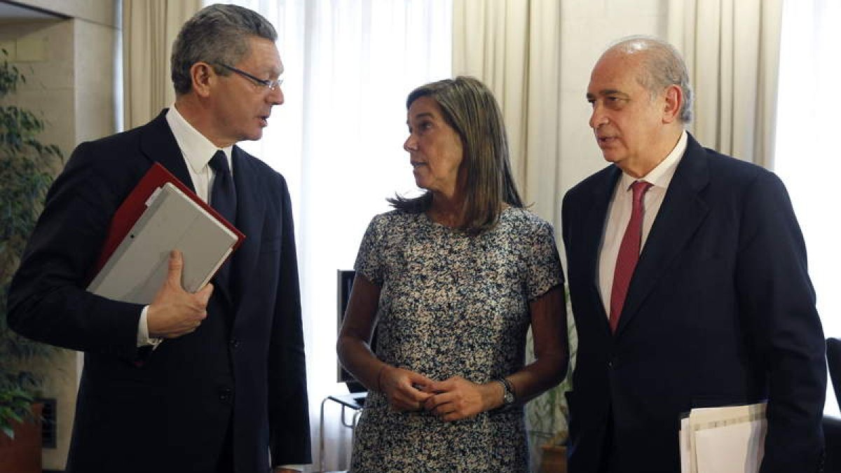 Alberto Ruiz-Gallardón, Ana Mato y Jorge Fernández Díaz, antes de la reunión.