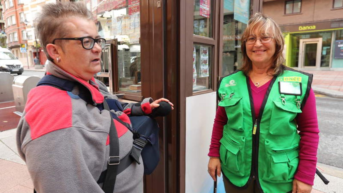 María Elena Garrido (derecha), ayer con la responsable del quiosco de la Once de la calle Ancha, a la que estaba sustituyendo. L. DE LA MATA