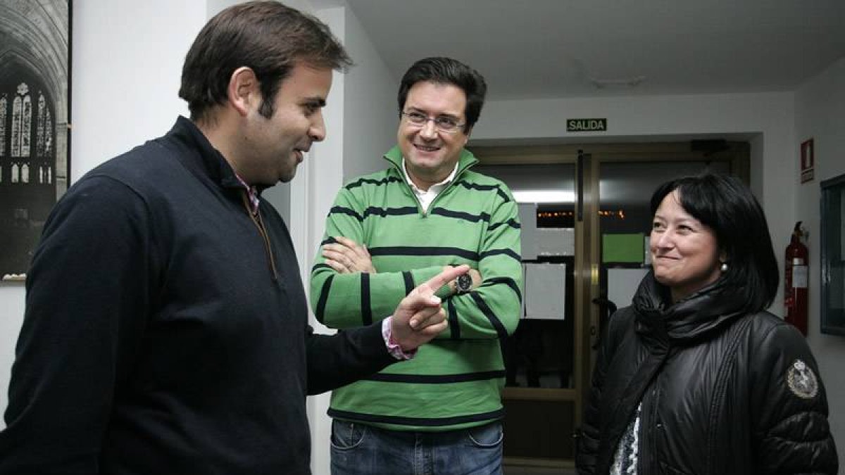 El secretario de organización del PSOE, Óscar López. Junto a él, el secretario provincial, Tino Rodríguez, y la procuradora socialista Ángela Marqués