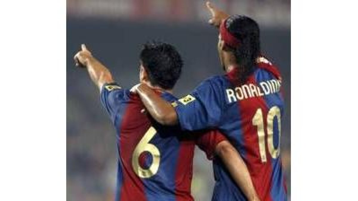 Xavi Hernández (izquierda) celebra con Ronaldinho el gol que acaba de hacer al Recre