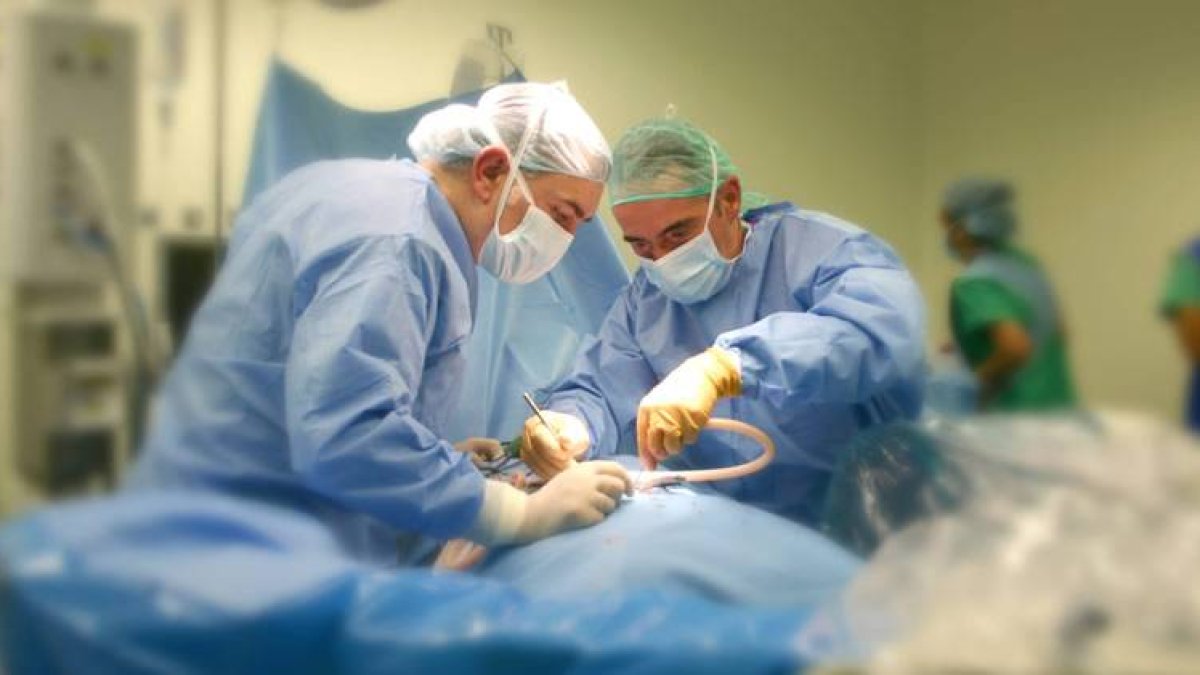Dos cirujanos desarrollando su trabajo durante una intervención.
