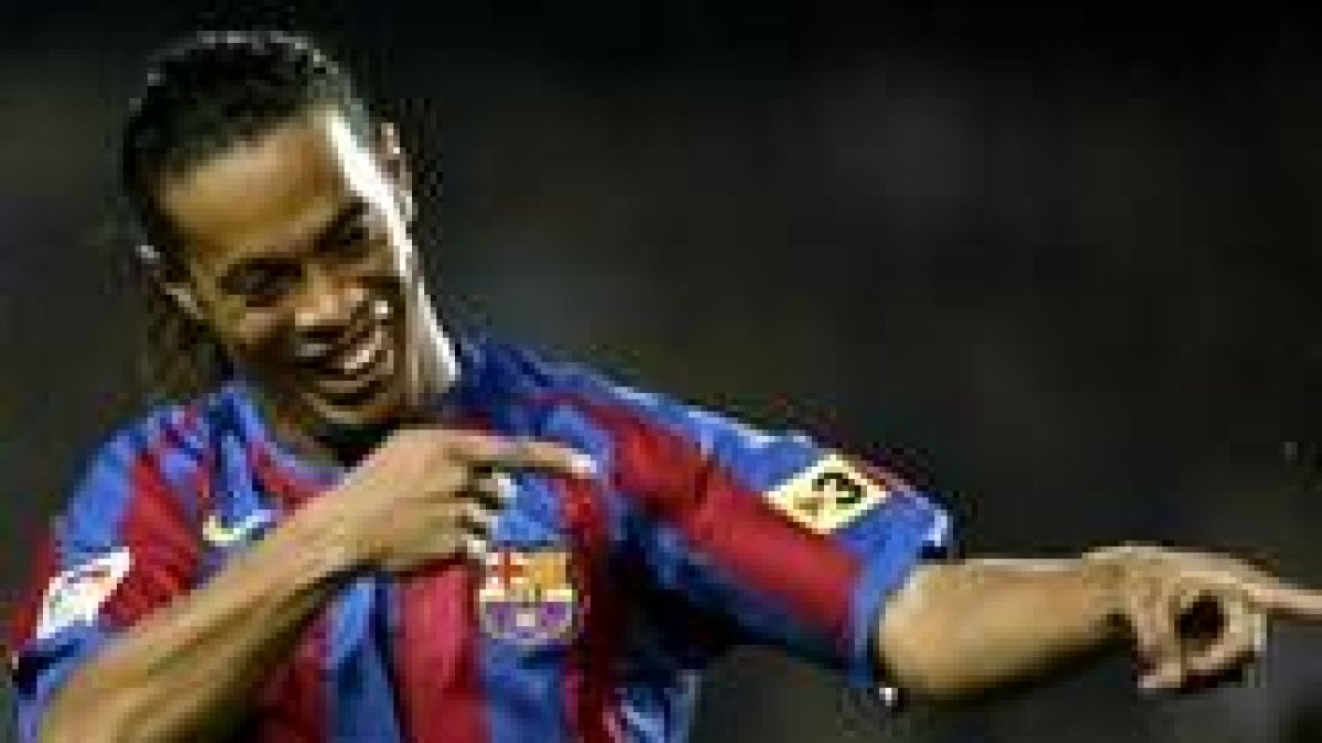 Ronaldinho, con su eterna sonrisa, celebra la consecución del tanto que dio la victoria al Barcelona