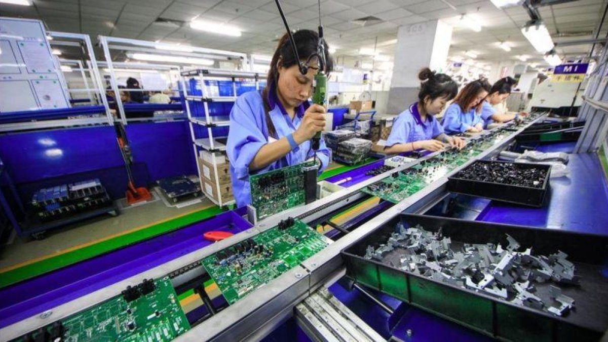 Una fábrica de componentes electrónicos en Tianjin, China.