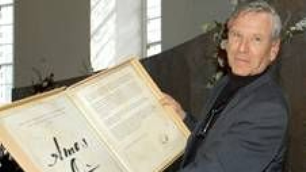 El escritor israelí Amos Oz posa con el prestigioso Premio Goethe