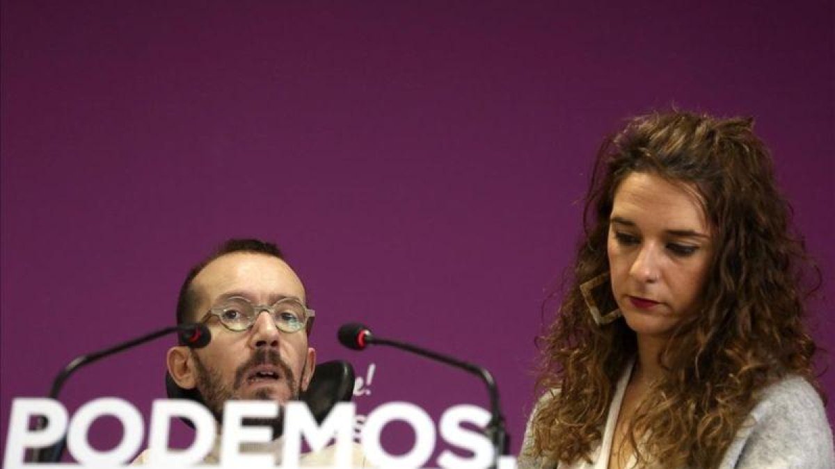 El secretario de Organización de Podemos, Pablo Echenique, junto a la coportavoz del Consejo de Coordinación del partido, Noelia Vera.