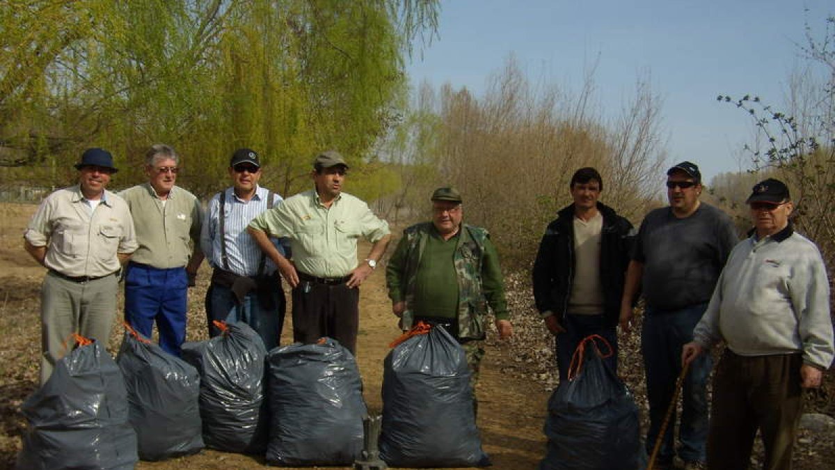 Voluntarios del Club Órbigo, con la basura recogida.