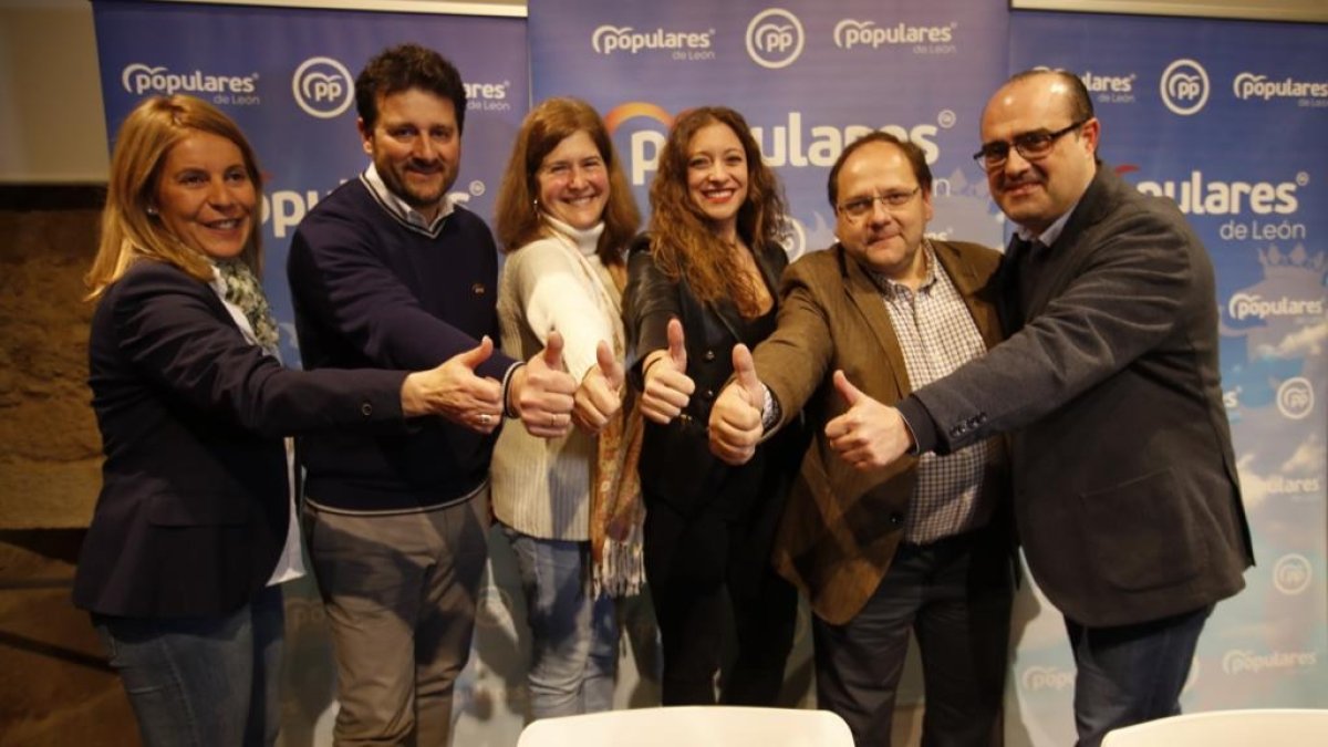 Los candidatos del PP en San Andrés, Villaquilambre, León capital, La Bañeza y Ponferrada, con la presidenta del partido en el medio. RAMIRO