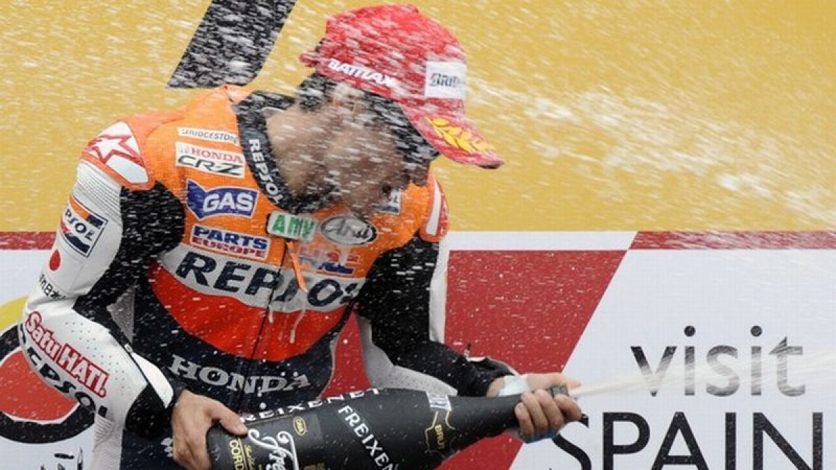 El piloto español Dani Pedrosa, de Honda, celebra su victoria en el podio tras ganar el Gran Premio de Japón de MotoGP.