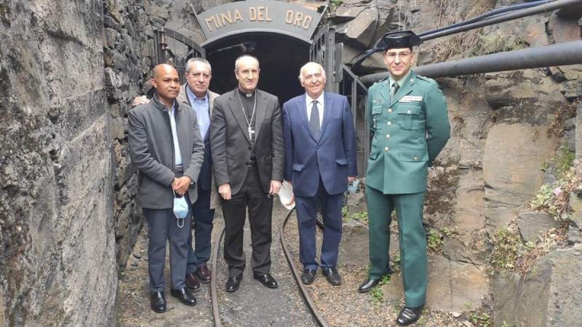 El obispo y el presidente de la FCM, junto a otras autoridades que estuvieron en el acto. CEBRONES