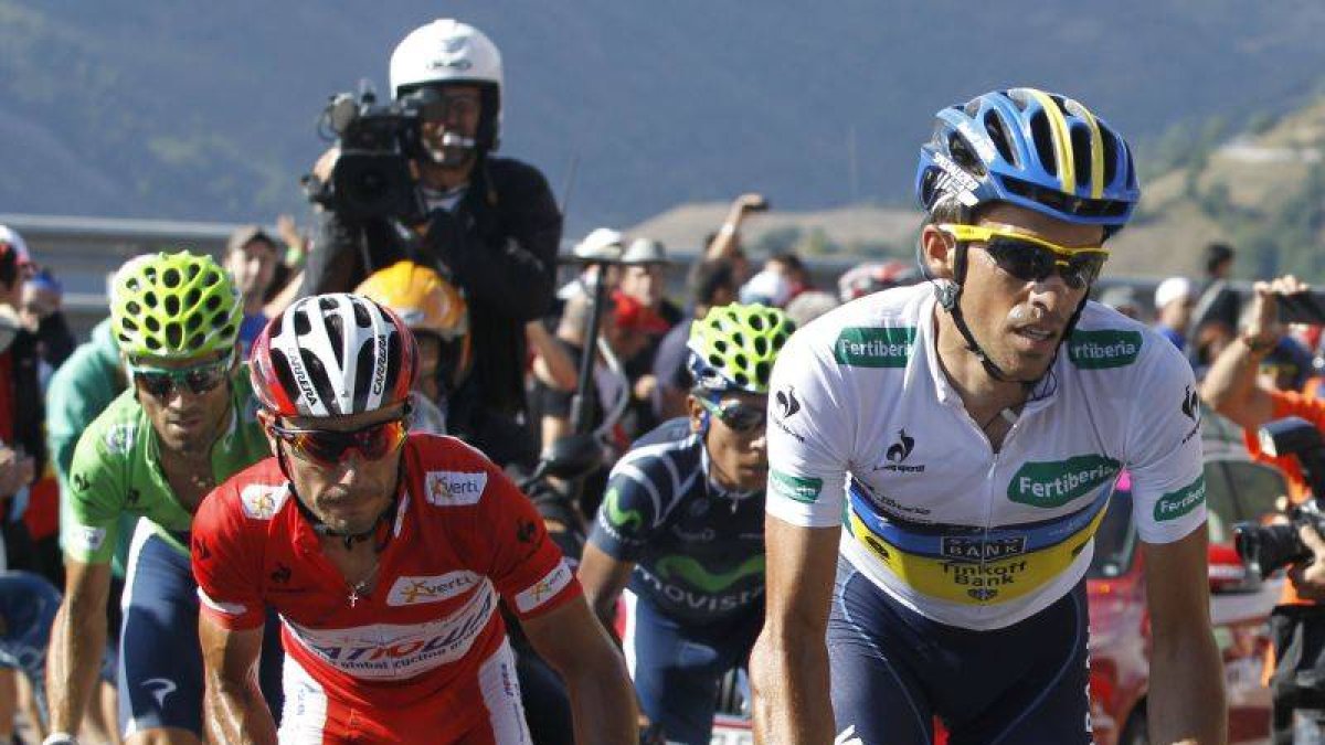 'Purito' Rodríguez a rueda de Contador, en el último puerto de la etapa de hoy.