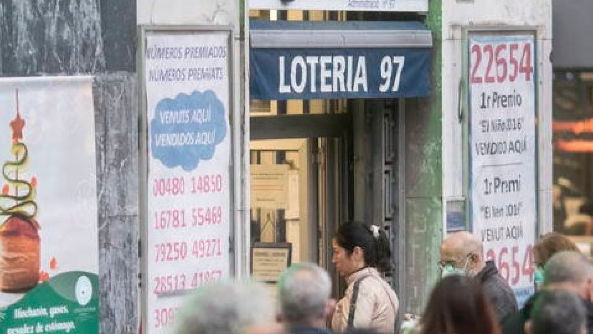 Una cola en Barcelona para comprar lotería. MARTA PÉREZ