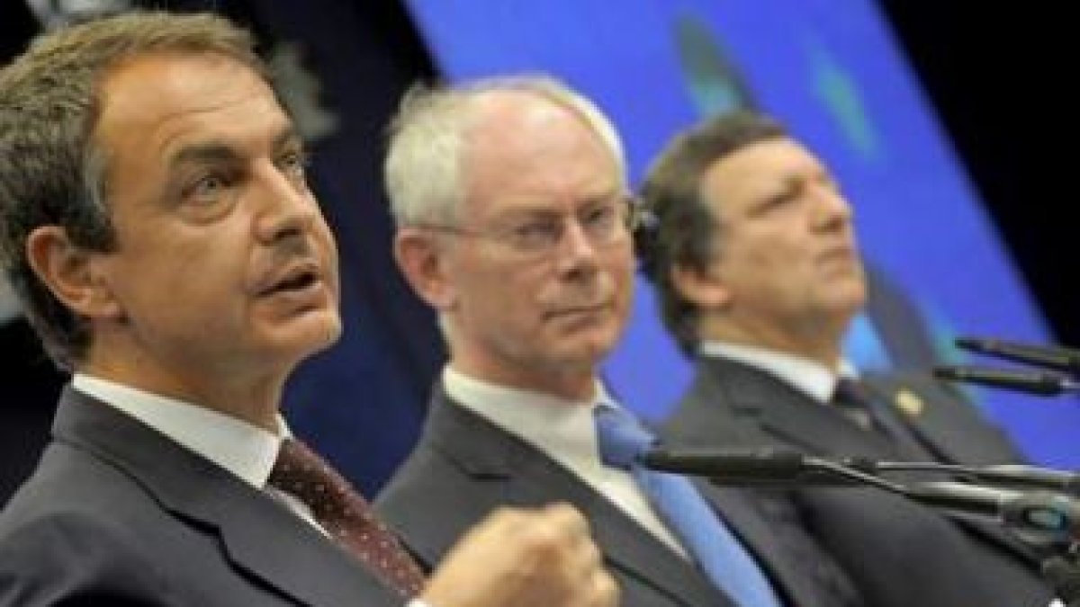 Zapatero, durante su comparecencia, junto a Van Rompuy y Durao Barroso.