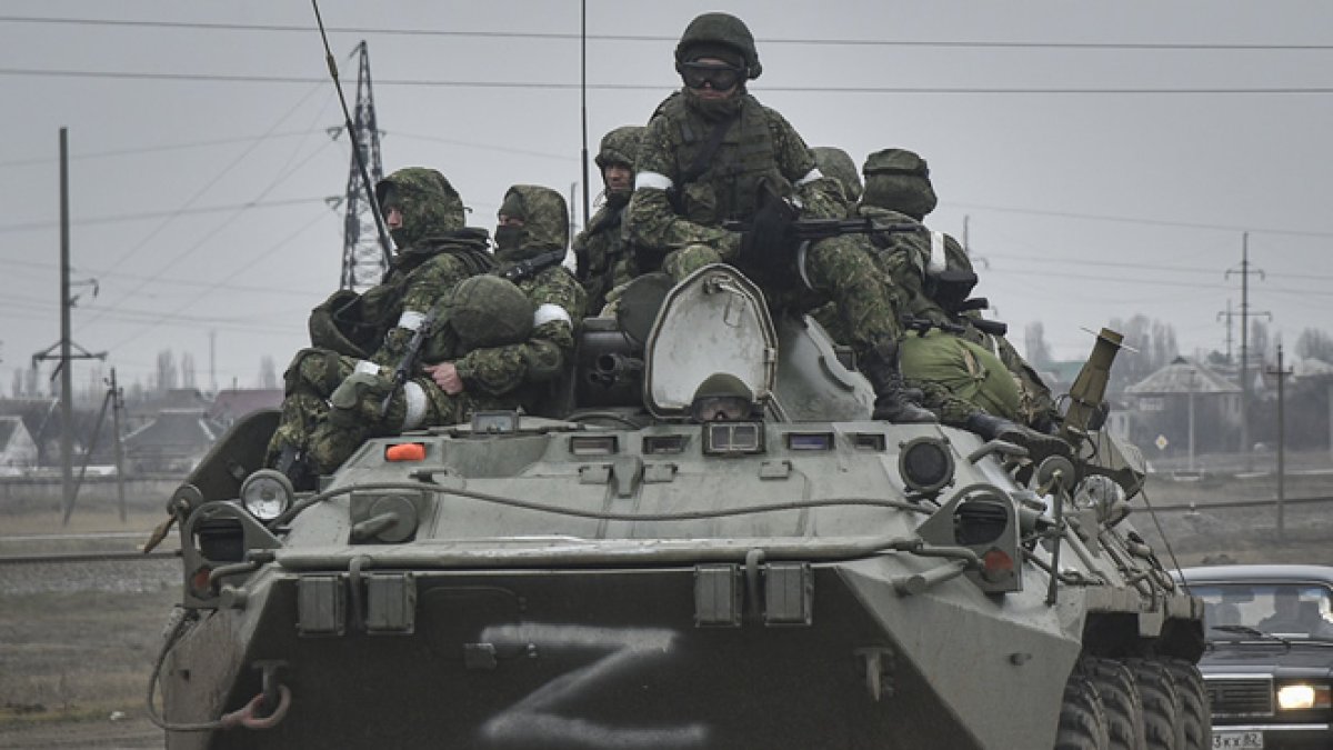 Soldados del ejército ruso, a bordo de un vehículo blindado de transporte de personal BTR-80, se dirigen por carretera hacia el centro de Ucrania. EFE/ Stringer