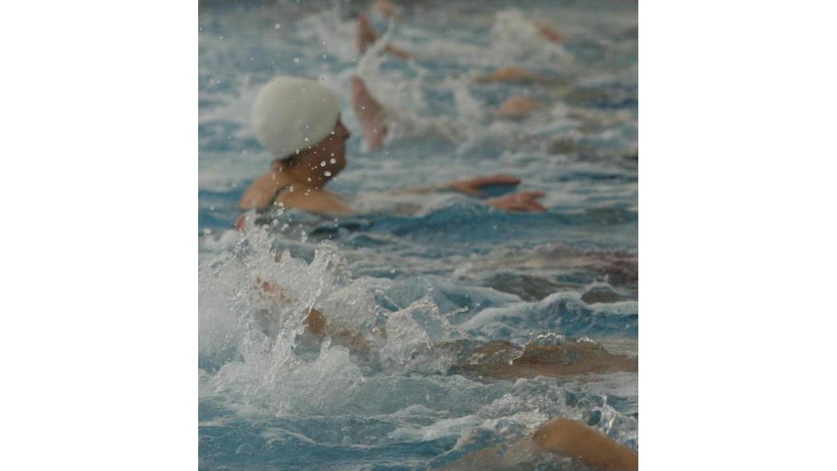 Ejercicios de natación para mayores en una piscina de León