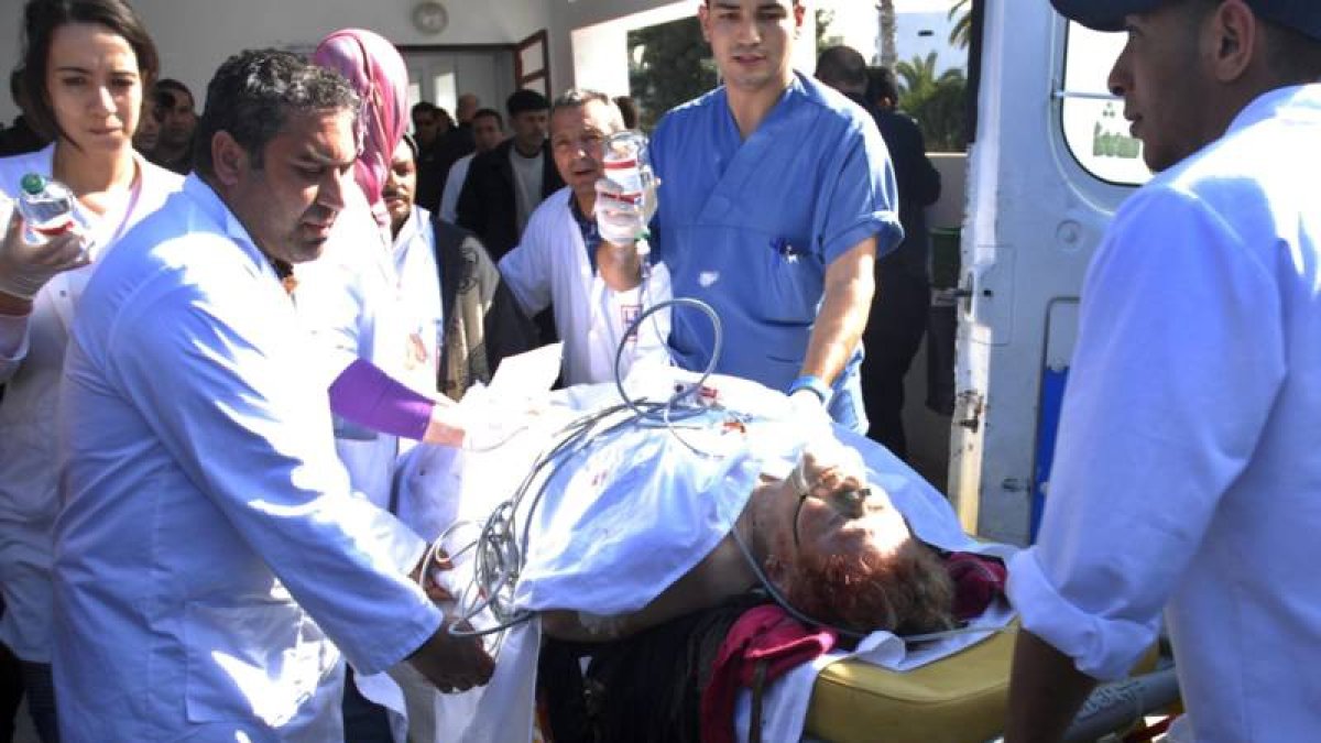 Un herido es evacuado del Museo del Bardo al hospital Charle Nicol después del atentado perpetrado en Túnez.