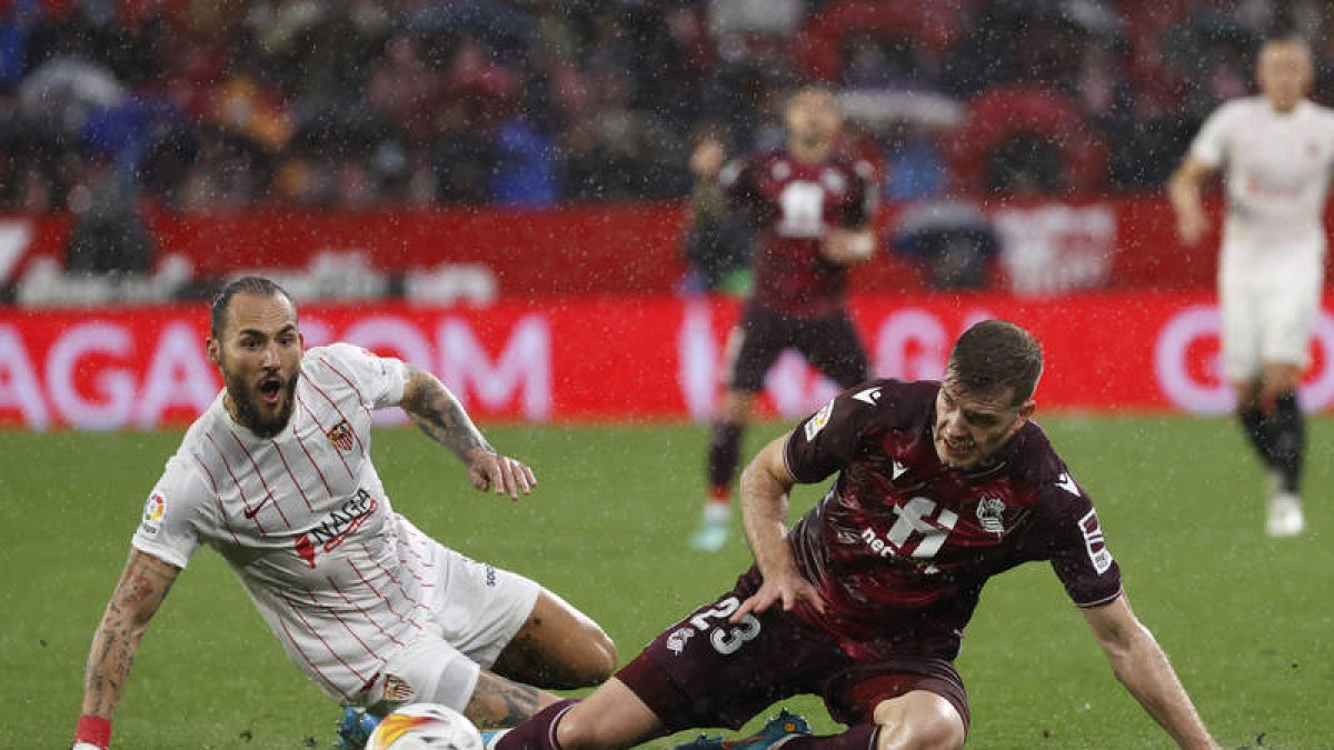 Nemanja Gudelj y Alexander Sorloth luchan por el balón. J. M.