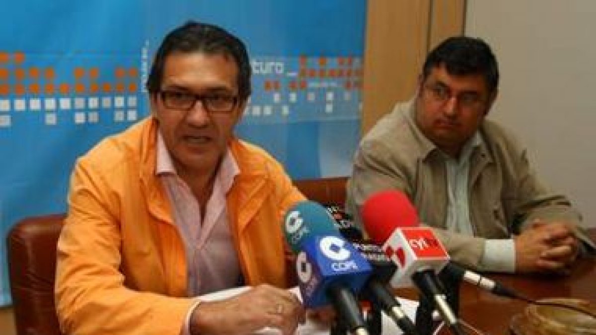 Adolfo Canedo, ayer junto al secretario del PP de Cacabelos, José Antonio González.