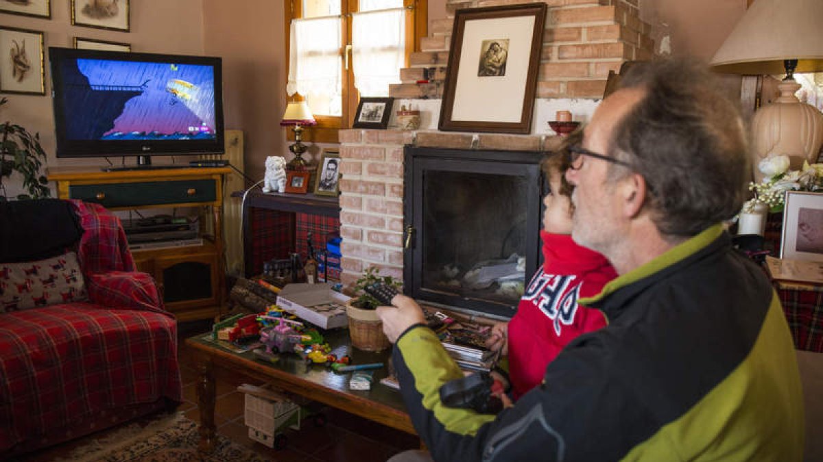 Un vecino disfruta de la televisión en Valdelugueros gracias a la señal recibida vía satélite. F. OTERO PERANDONES