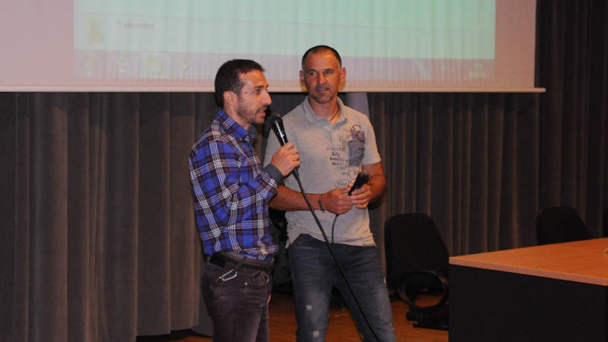 Anselmo Vidal (derecha) presenta su documental. J. SUÁREZ-QUIÑONES