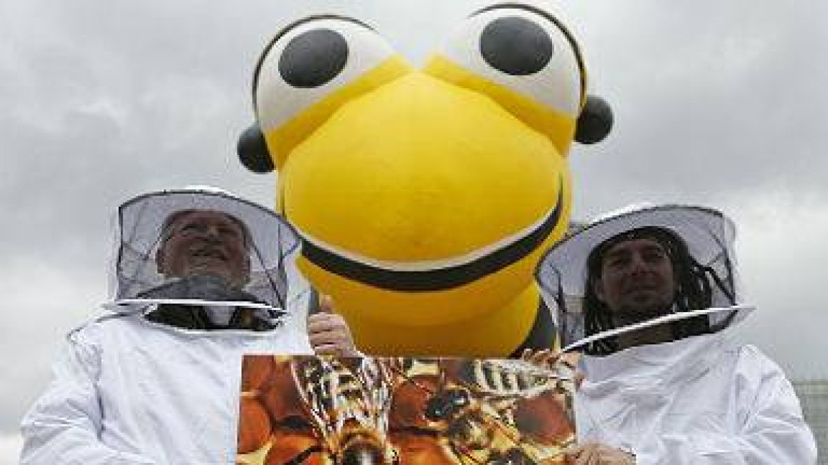 Defensores de las abejas protestan contra el uso de pesticidas en Bruselas.