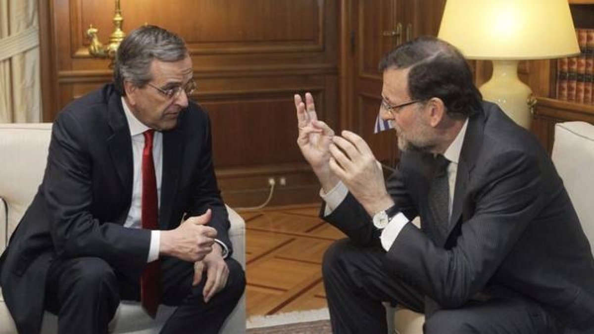 El presidente del Gobierno, Mariano Rajoy, conversa con su homólogo griego, Andonis Samarás, este miércoles en Atenas.