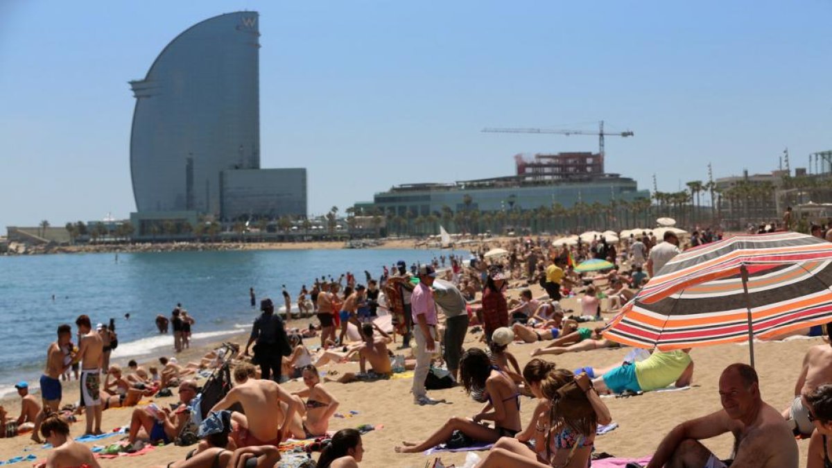 La playa de la Barceloneta durante una ola de calor el verano pasado