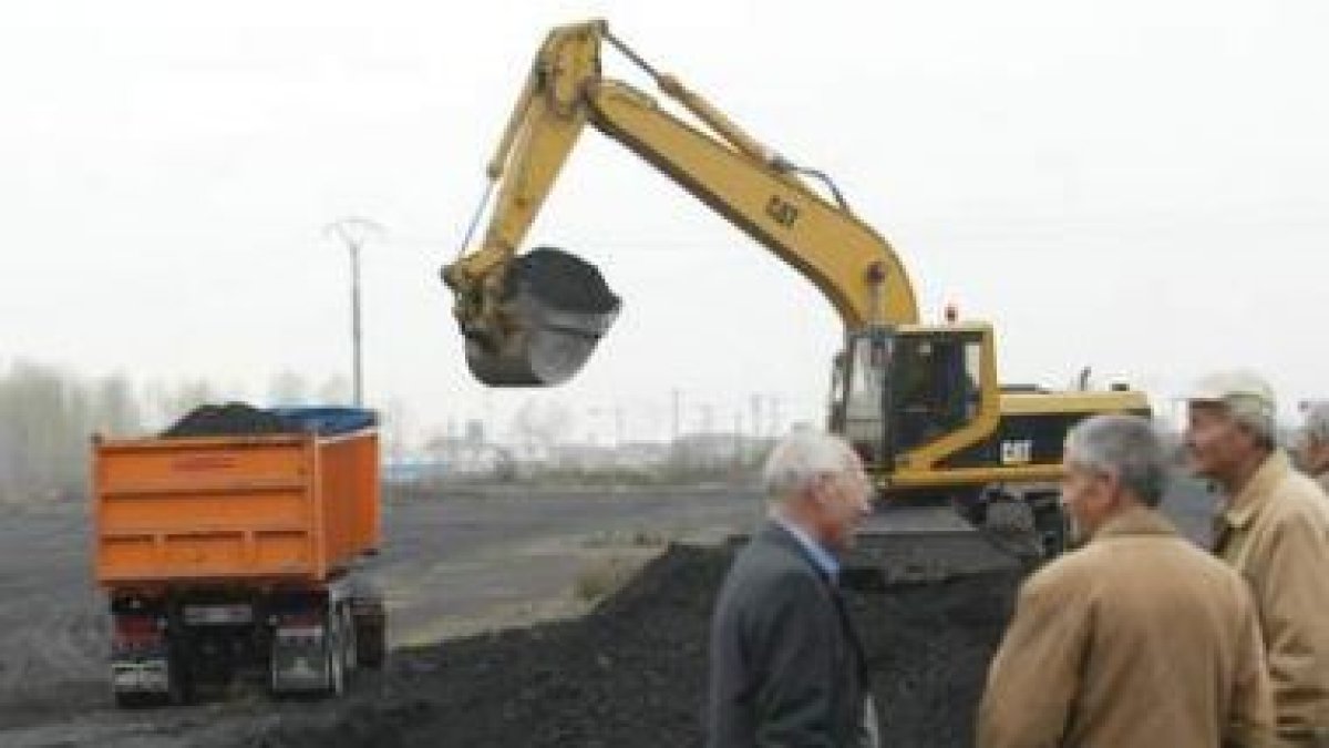 Los trabajos para retirar la montaña de carbón de Ponferrada concluyeron a mediados del año 2003