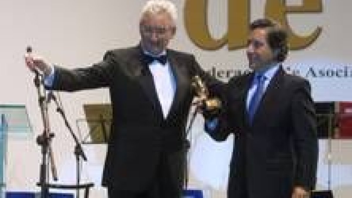 Luis del Olmo le entrega el Micrófono de Oro a Iñaki Gabilondo en una foto de archivo del 2004
