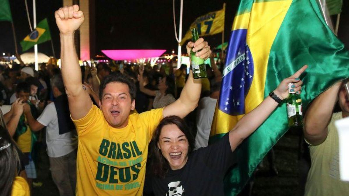 Con camisetas verdes y amarillas y banderas de Brasil, los seguidores celebran el triunfo de Bolsonaro.