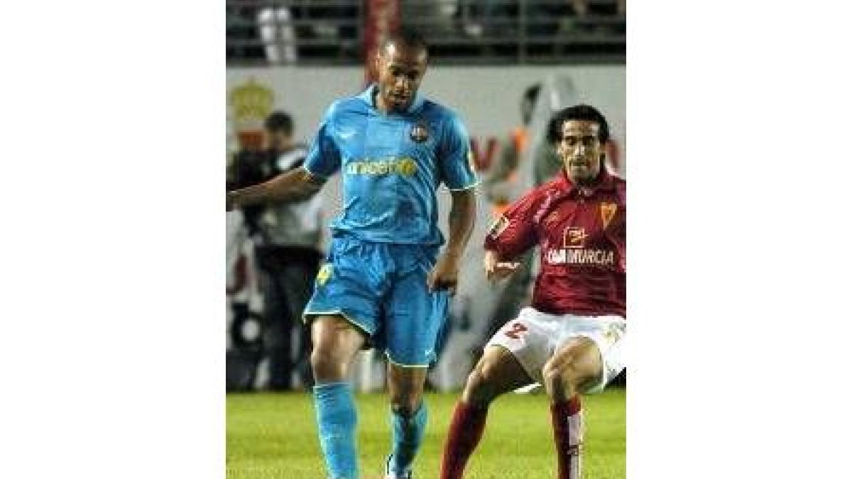 Thierry Henry, a la izquierda, pasa un balón ante De Coz, del Real Murcia
