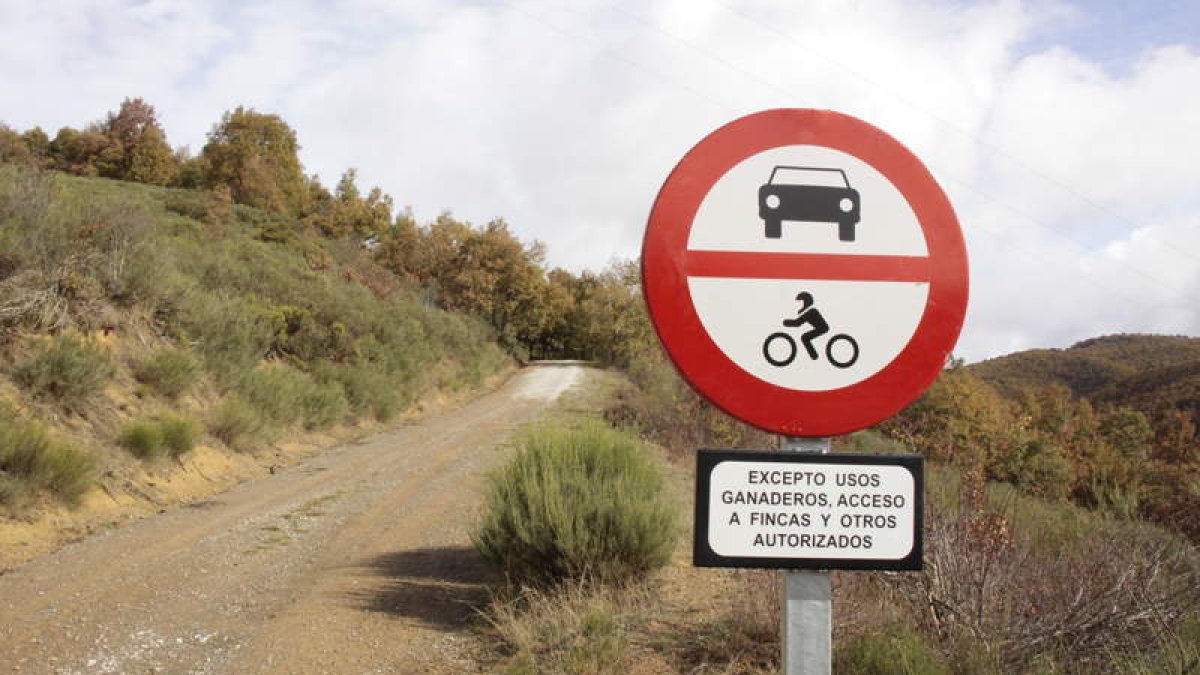 Una de las señales ya colocadas en una de las pistas del parque, la que da acceso al paraje de Hormas, en Riaño. CAMPOS