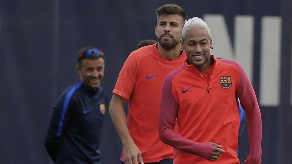 Neymar y Luis Enrique, junto a Piqué, en un entrenamiento.