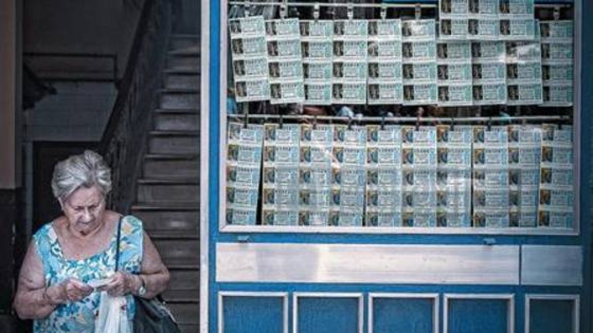 Una mujer sale de una administración de lotería en las Rambles de Barcelona.