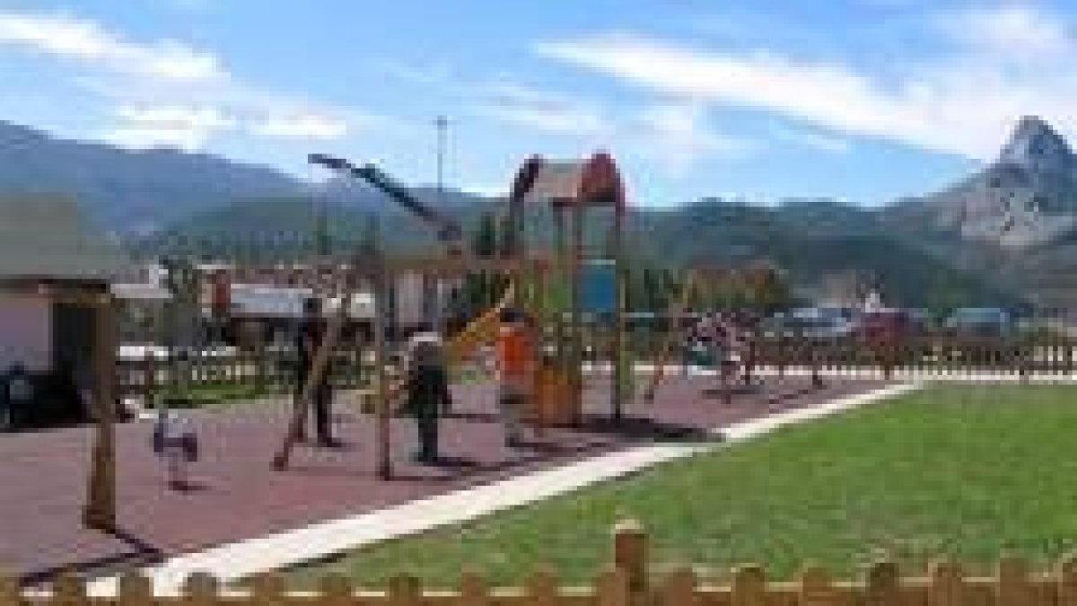 El parque infantil fue construido hace unos meses por la junta vecinal de Riaño