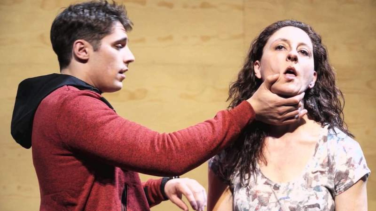 Los actores Martiño Rivas y Nuria Mencía durante una escena de ‘La respiración’. DL
