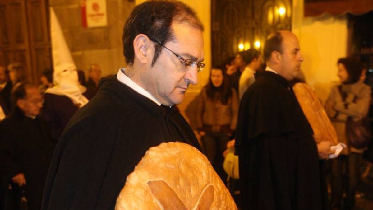 Uno de los miembros de las cofradías de la Sobarriba que mantienen la tradición de acudir a la procesión del Dainos con una hogaza de pan, como se hizo secularmente
