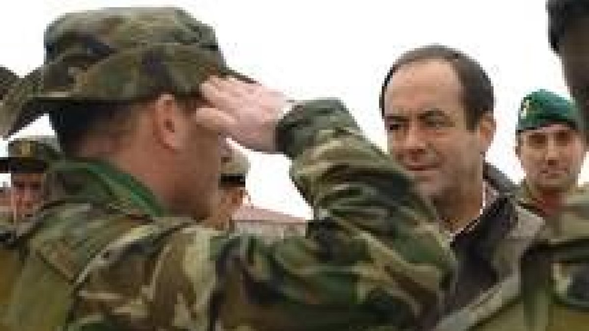 El ministro de Defensa, José Bono, pasa revista a las tropas españolas de la base de Istok (Kosovo)