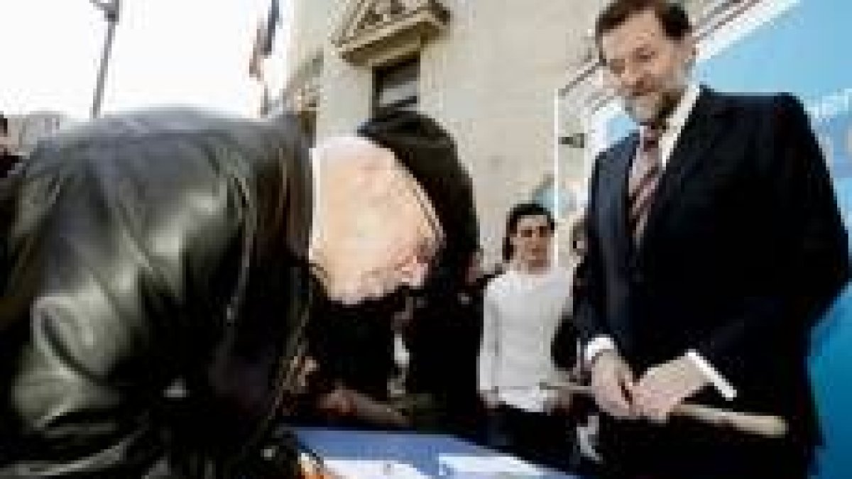 Rajoy participó ayer en Bilbao en la campaña de recogida de firmas