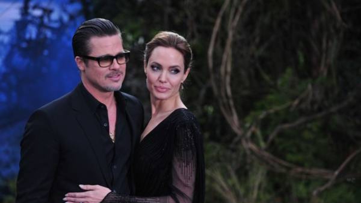 Brad Pitt y Angelina Jolie posando en la presentación de la película 'Maléfica'.