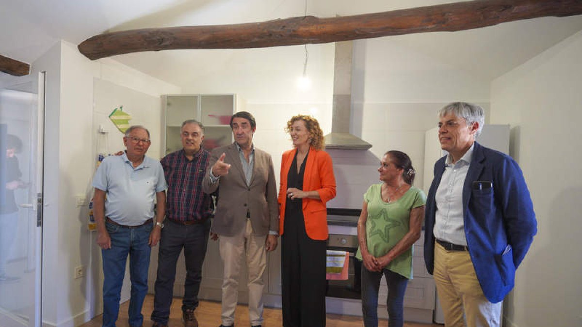 Suárez-Quiñones en la visita a una de las casas. DL