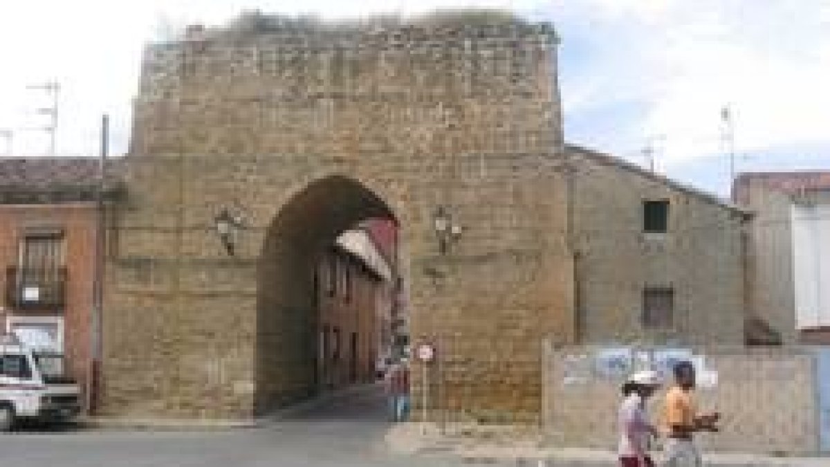 El arco de Santa María es la única puerta que queda de las murallas de Mansilla, del siglo XIV